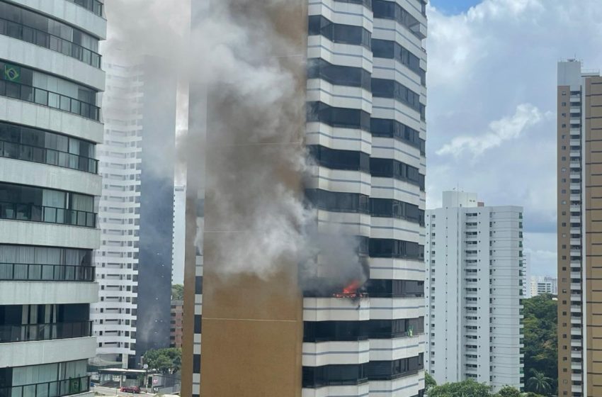  Apartamento pega fogo em edifício no Horto Florestal