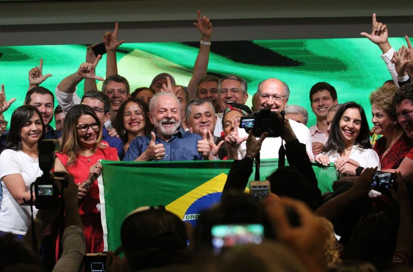  Em primeiro discurso, Lula diz que combate à miséria é sua missão