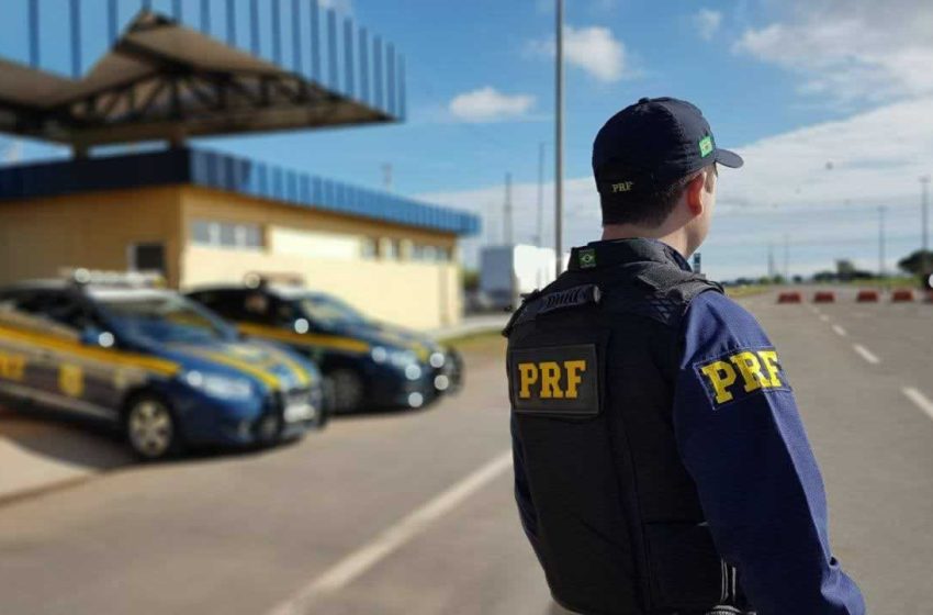  PRF recupera moto adulterada e prende motorista com arma ilegal