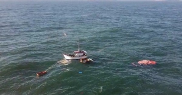  Navio pesqueiro naufraga em Florianópolis com 20 tripulantes