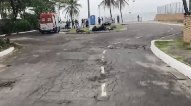  Homem morre após ser baleado em assalto na região próxima ao Farol de Itapuã