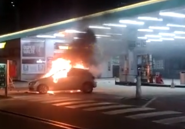  Bolsonaristas tentam invadir sede da PF em Brasília, queimam carros e depredam delegacia