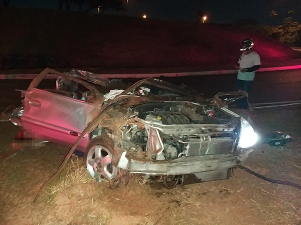  Três homens morrem em acidente de carro na Avenida Paralela