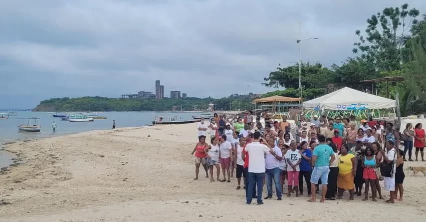  Pescadores fazem protesto contra esgoto despejado em praia de Salvador