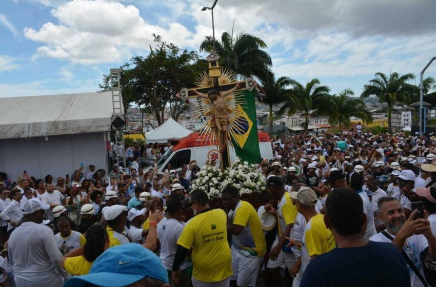  Fiéis se emocionam com chegada de imagem do Senhor do Bonfim