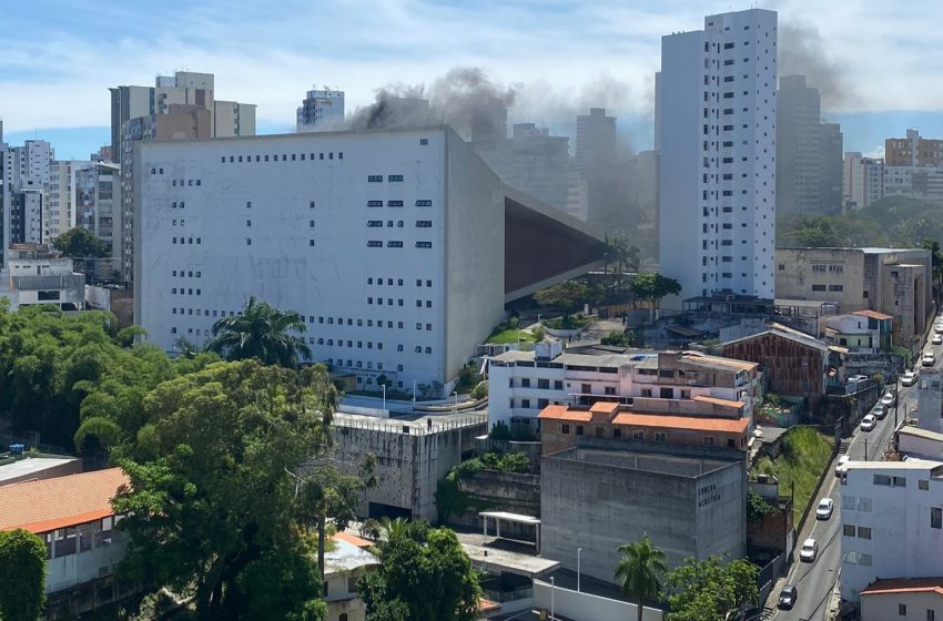  Incêndio atinge Teatro Castro Alves, em Salvador