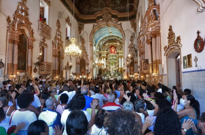  Jerônimo Rodrigues participa de missa de encerramento dos festejos para o Senhor do Bonfim