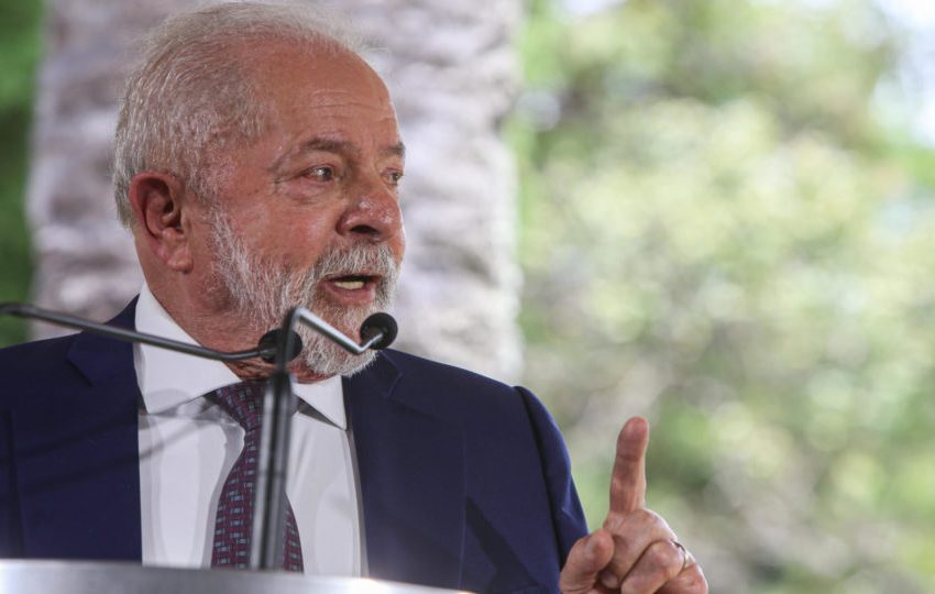  Lula anuncia retomada das obras da Ferrovia Oeste-Leste