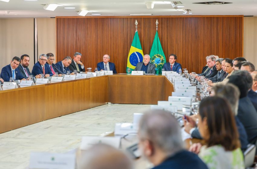  Jerônimo Rodrigues participa de reunião em favor da democracia