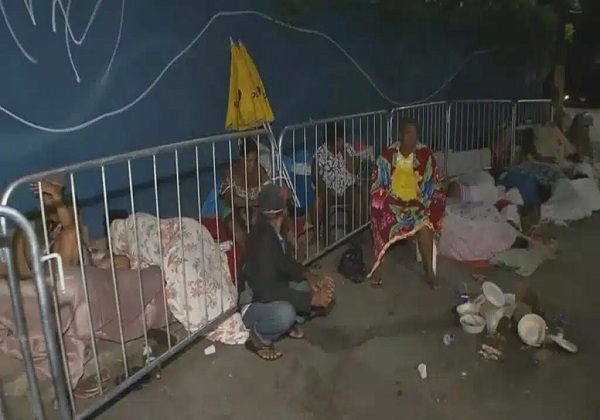  Ambulantes dormem em fila de credenciamento para festa de Iemanjá