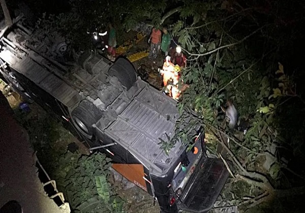  Ônibus com time de futebol perde o controle e cai de ponte em Minas Gerais