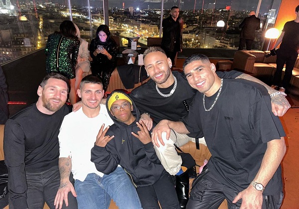  Vini Boca de 09 posta foto com Neymar, Messi e outros craques