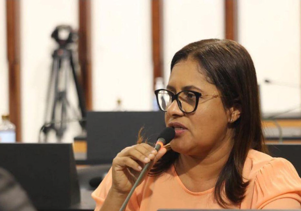  Kátia Oliveira apresenta ao governo projeto de criação de poupança para jovens carentes