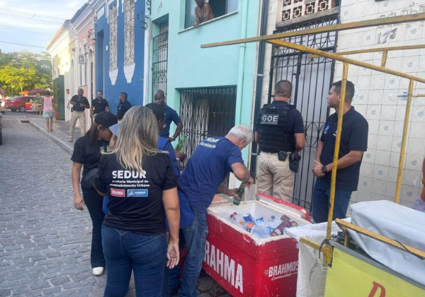  Operação coíbe venda de bebidas em garrafa no Santo Antônio Além do Carmo