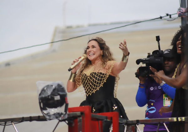  “Não aguentava mais esperar o Carnaval para aglomerar de novo”, diz Daniela Mercury