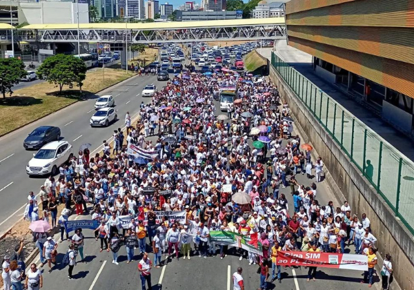  Enfermeiros fazem protesto em defesa do piso salarial nacional