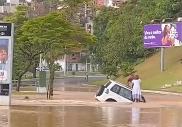  Carro afunda na Avenida Reitor Miguel Calmon