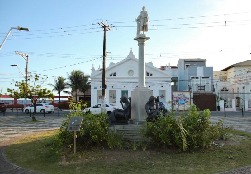  Monumento de Cristóvão Colombo volta ao Rio Vermelho