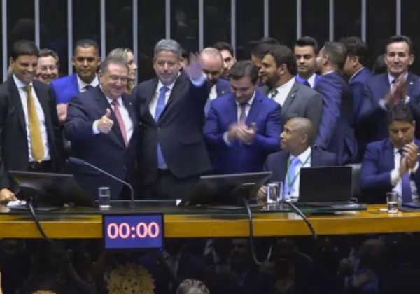  Arthur Lira é reeleito presidente da Câmara dos Deputados com votação recorde