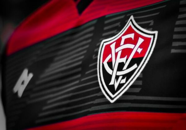  Patrocinadora do Vitória exibe escudo do time ao lado de imagens explícitas