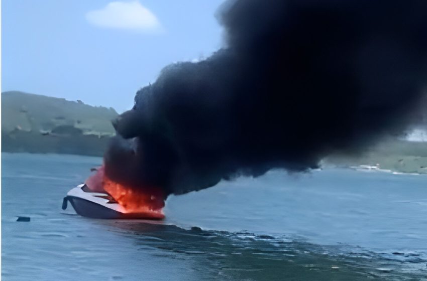  Lancha pega fogo em praia na Baía de Todos-os-Santos