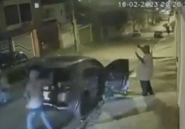  Péricles tem carro de luxo roubado na frente da família; veja vídeo