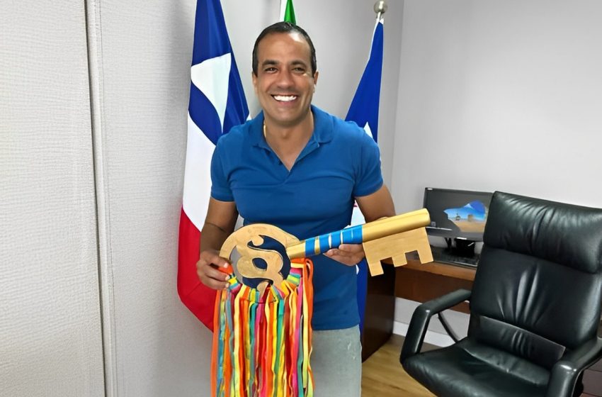  Prefeito de Salvador recebe chave da cidade do Rei Momo e enfatiza: “Vamos seguir transformando a nossa cidade”