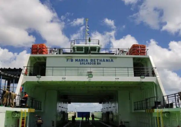  Ferries Pinheiro e Maria Bethânia se chocam no Terminal Bom Despacho; veja vídeo