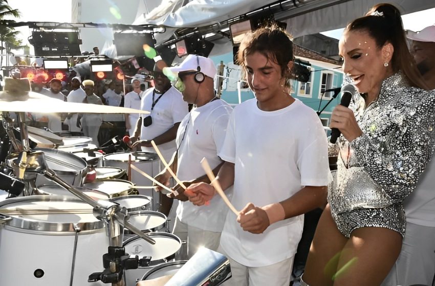  Marcelo, filho de Ivete Sangalo, tira foto com fã mirim no trio da mãe