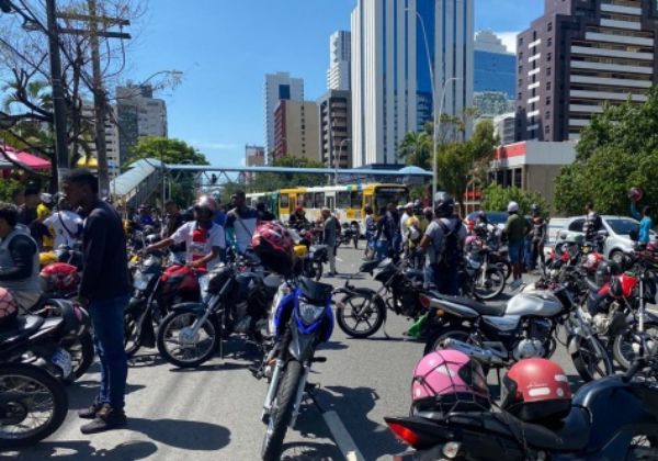  Sem regulamentação, motociclistas de aplicativo ficam de fora do Carnaval; veja caso