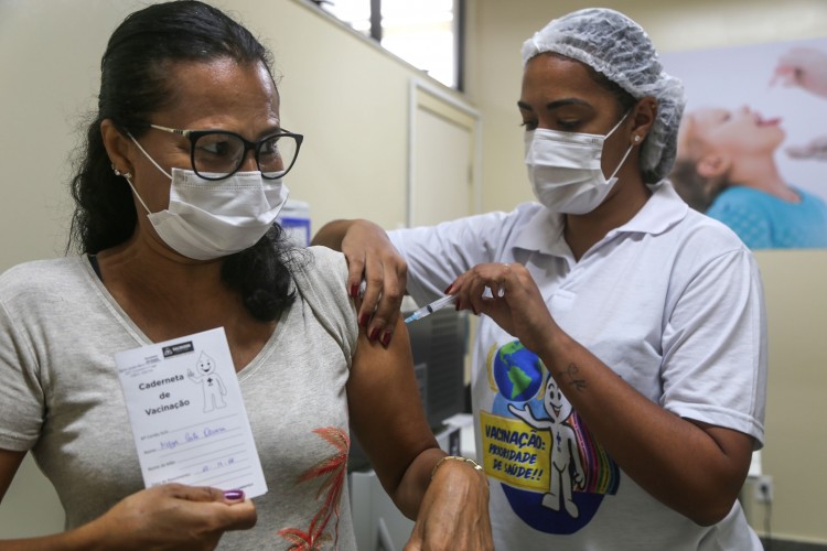  Mesmo com ampliação do público, população aponta rapidez na vacinação com dose bivalente