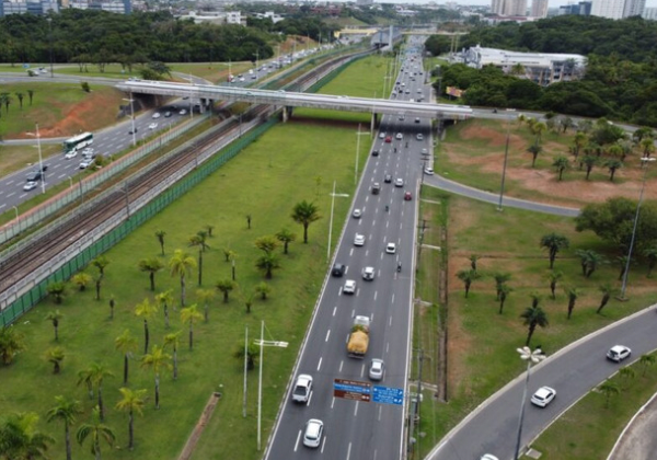  Trio bate em poste e causa congestionamento na Avenida Paralela