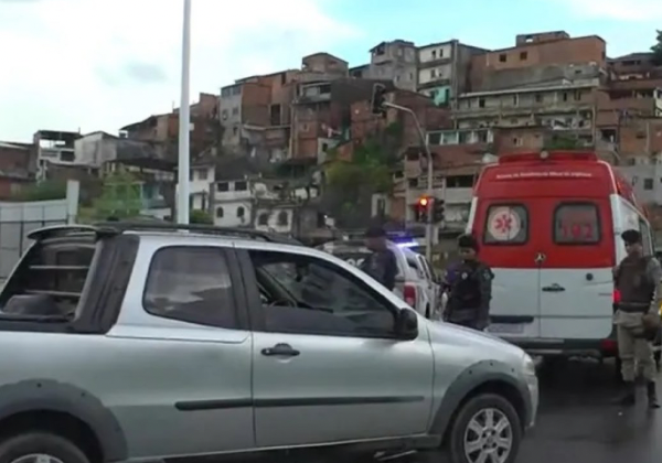  Motociclista morre após bater contra carro em Av de Salvador