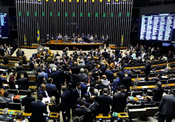  Câmara paga R$ 20,1 milhões a deputados em ‘auxílio pós-Carnaval’