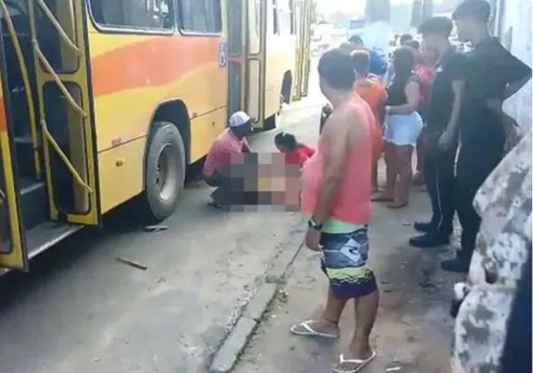  Mulher se desequilibra ao sair de ônibus e é atropelada pelo próprio veículo