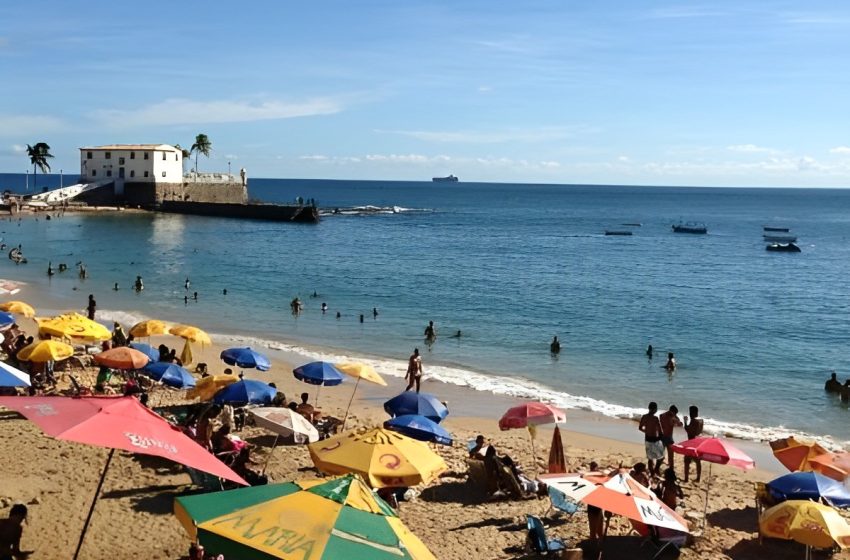  Corpo de mulher é encontrado boiando no mar do Porto da Barra