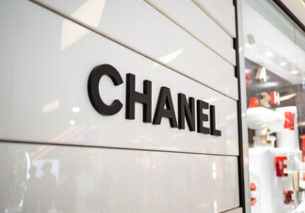  Juíza determina penhora de bolsa Chanel e casaco Louis Vuitton de mulher com dívida trabalhista