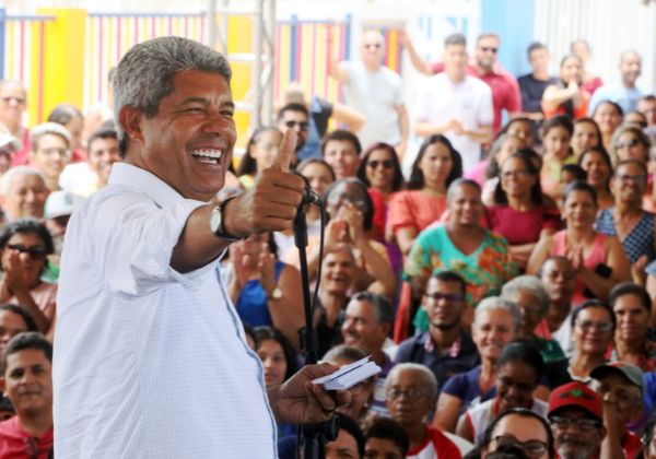  Jerônimo Rodrigues passa manhã em hospital de Salvador fazendo exames