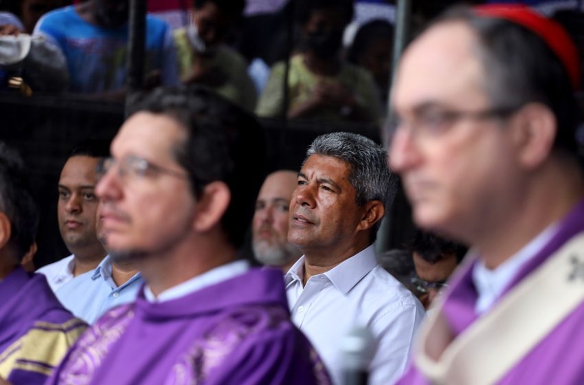  Em Salvador, Jerônimo participa da Santa Missa na Basílica Nossa Senhora da Conceição da Praia