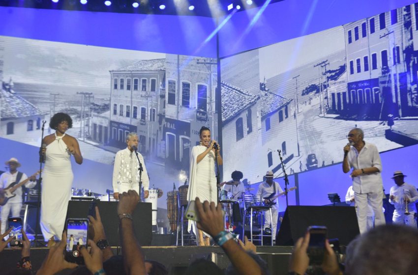  Caetano, Gil, Ivete e Luedji reverenciam Salvador em show histórico