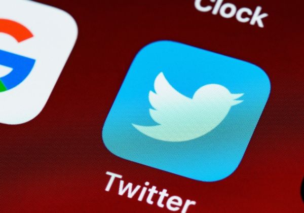  Twitter remove selo verificado de perfis notáveis