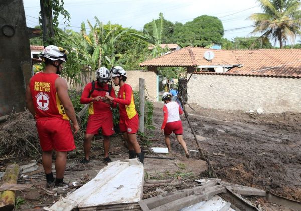  “Ajudaremos na recuperação dos pontos necessários na cidade e na zona rural”, diz Jerônimo após sobrevoar municípios afetados pela chuva