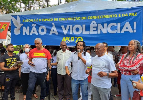  Em ato, Kleber Rosa diz que “as escolas precisam é de valorização dos professores “