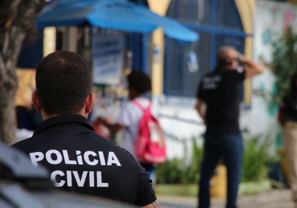  Polícia prende homem que escondeu faca e machadinha dentro de escola