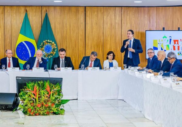  Jerônimo destaca importância de ações no enfrentamento à violência nas escolas, durante encontro com Lula