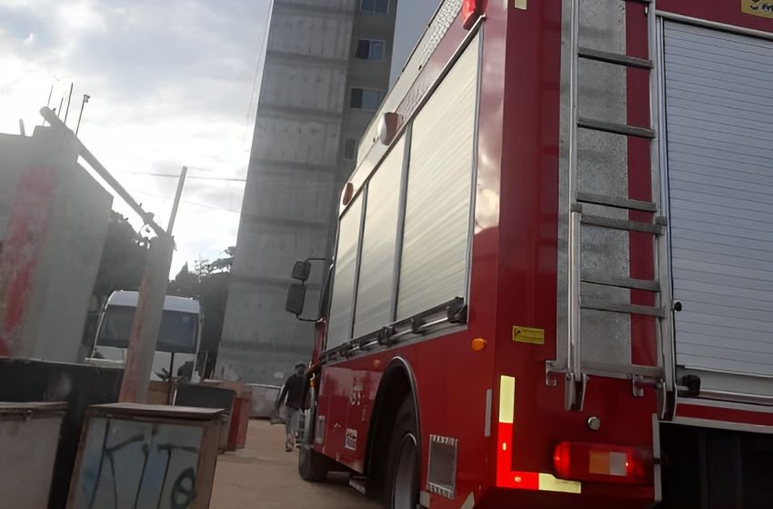  Bombeiros resgatam homens presos em elevador elétrico a 30 metros de altura