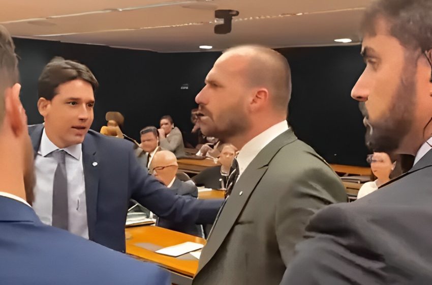  Eduardo Bolsonaro parte para cima de deputado após ele afirmar que facada do pai era fake