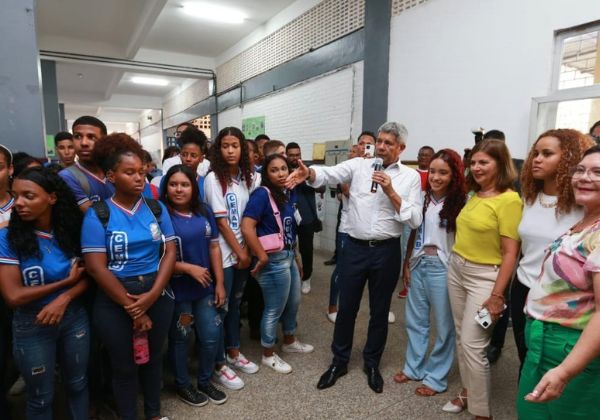  “Escola é um lugar sagrado”, afirmou o governador durante visita em colégios em Salvador