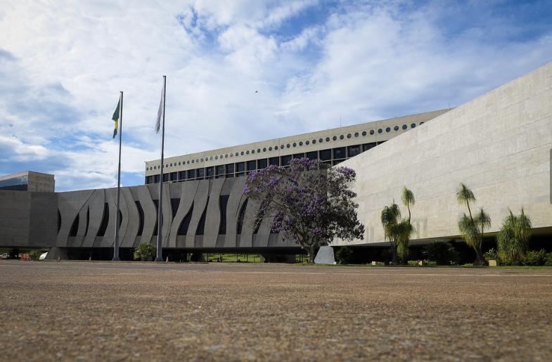  STJ discute limite de renda para concessão de justiça gratuita