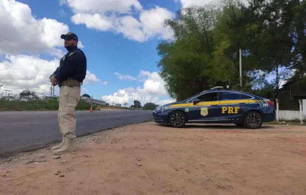  Carro roubado é apreendido pela PRF em Feira de Santana